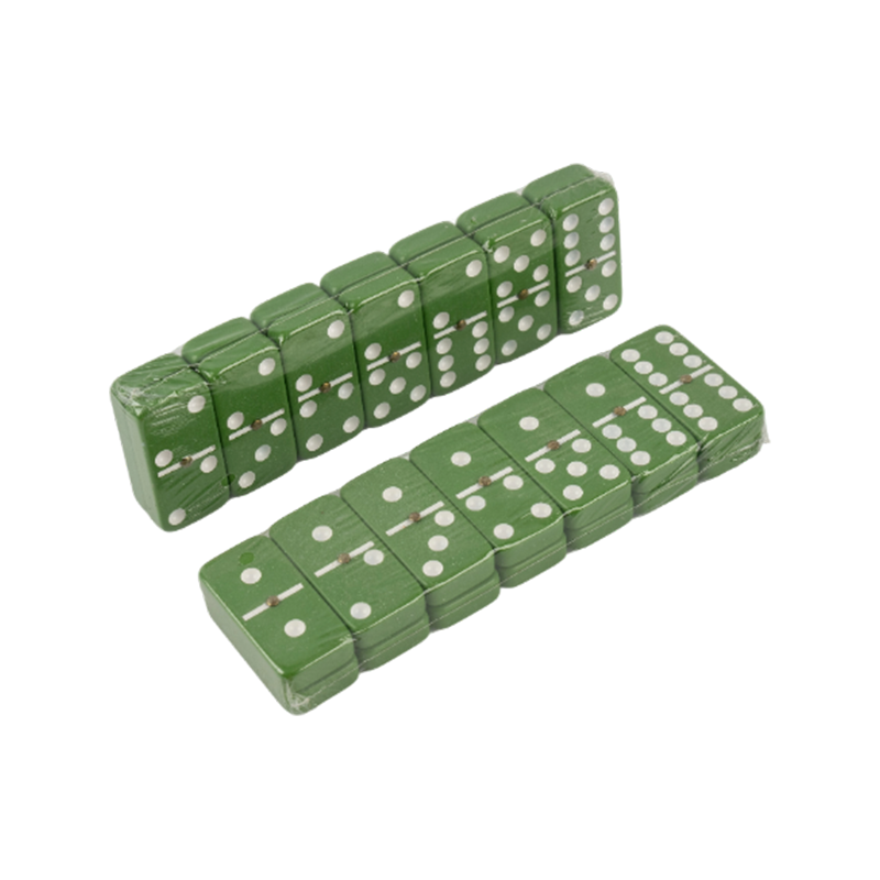 Renkli yeşil masa oyunu nokta domino cips seti